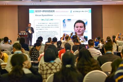 Kirsán Iliumyínov, presidente de la FIDE, durante su conferencia en Chongqing