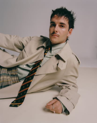 Sergio Camello viste abrigo de piel, pantalón de punto y zapatos, todo Fendi.
