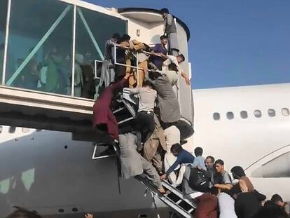 Afganos intentaban acceder a un avión en el aeropuerto de Kabul, este lunes.