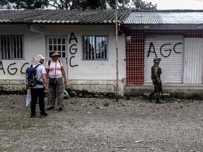 Un muro con graffitis de las Autodefensas Gaitanistas de Colombia (AGC), en el pueblo de La Colonia, Valle del Cauca, el 18 de mayo de 2022.