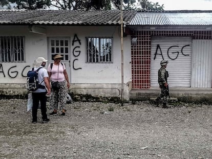 Un muro con graffitis de las Autodefensas Gaitanistas de Colombia (AGC), en el pueblo de La Colonia, Valle del Cauca, el 18 de mayo de 2022.
