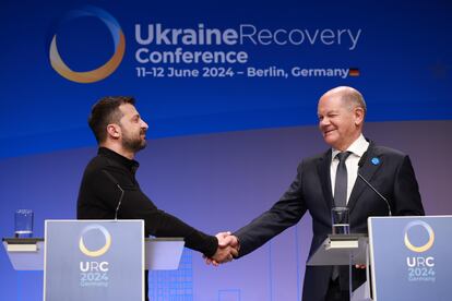 Ukrainian President Volodymyr Zelensky and German Chancellor Olaf Scholz shake hands during a press conference in Berlin on Tuesday.