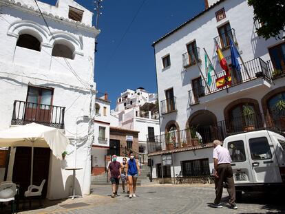 Vecinos en una calle de Canillas de Aceituno (Málaga).
