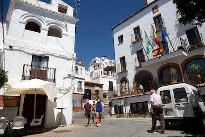 Vecinos en una calle de Canillas de Aceituno (Málaga).