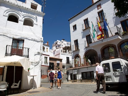 Vecinos en una calle de Canillas de Aceituno (Málaga).