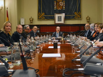 Clara Martínez de Careaga (primera por la izquierda), durante el pleno extraordinario del Consejo General del Poder Judicial para votar a sus dos candidatos al Tribunal Constitucional, este martes.