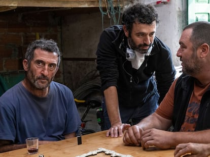 Rodrigo Sorogoyen, de pie, entre Luis Zahera (izquierda) y Denis Ménochet, durante el rodaje de 'As bestas'.