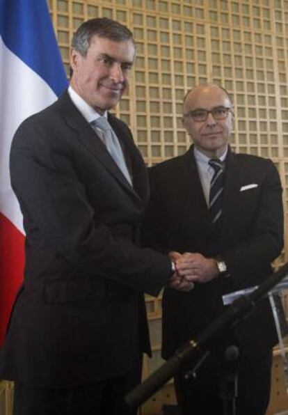 El ministro saliente de Presupuesto francs, Jr?me Cahuzac (i), y su sucesor, Bernard Cazeneuve, durante la ceremonia de traspaso de la cartera celebrada en el Ministerio de Finanzas en Pars, Francia, esta ma?ana.