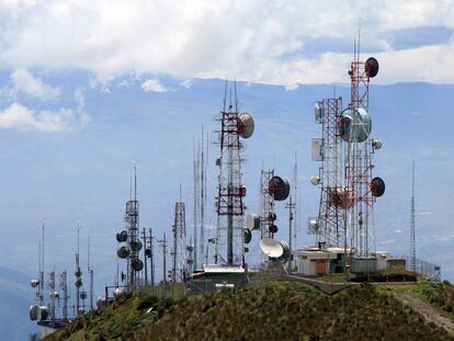 Un grupo de antenas de telecomunicación en la cumbre de una montaña en Quito.