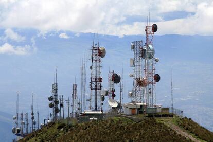 Un grupo de antenas de telecomunicación en la cumbre de una montaña en Quito.