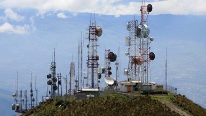 Un grupo de antenas de telecomunicación en la cumbre de una montaña en Quito.