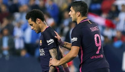 Neymar, junto a Luis Suárez cuando el brasileño fue expulsado en Málaga.