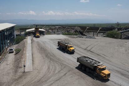 Camiones transportan mineral de plata en la localidad de Villa de La Pas, Matehuala, estado de San Luis Potosí, México.