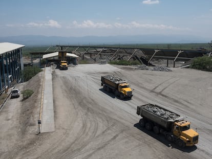 Camiones transportan mineral de plata en la localidad de Villa de La Pas, Matehuala, estado de San Luis Potosí, México.