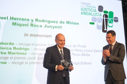 Miquel Roca Junyent recibe el premio de Honor Justicia Andalucía.