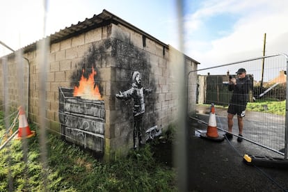 Unas cercas cubren la última obra del artista callejero Banksy, en Port Talbot (Gales),