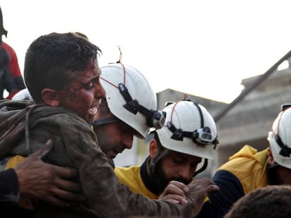 Un niño herido durante un bombardeo del régimen sirio en Idlib, el miércoles.