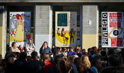 Presentación del mural ‘Todos somos iguales’, realizado por 400 estudiantes de colegios de Vallecas y ubicado en la estación de Renfe de Entrevías, en diciembre de 2023.