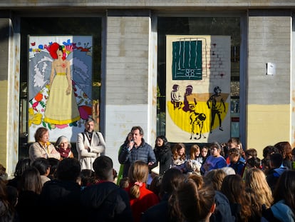 Presentación del mural ‘Todos somos iguales’, realizado por 400 estudiantes de colegios de Vallecas y ubicado en la estación de Renfe de Entrevías, en diciembre de 2023.