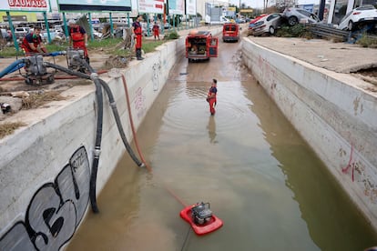 Bomberos de Motril trabajan achicando agua en un túnel de Alfafar, este miércoles. 