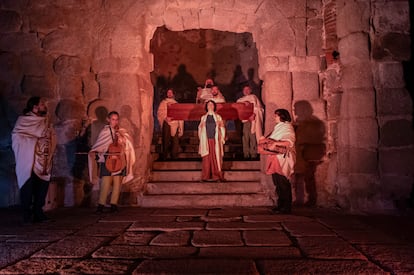 Un momento de 'Hacia ecos de lo sagrado', de Nao d'amore', en el monasterio de Santa María la Real de Valdeiglesias, en Pelayos de la Presa. Fotografía cedida por la compañía.