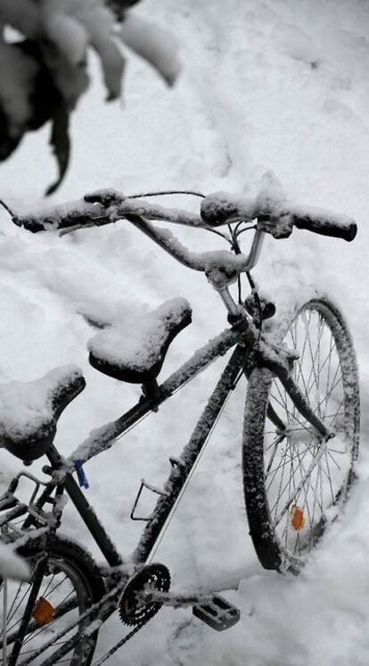 Una bicicleta cubierta de nieve en Aranjuez.