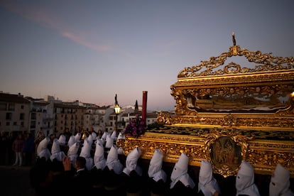 Penitentes durante la procesión del Santo Entierro de Cristo, el Viernes Santo en Ronda. 