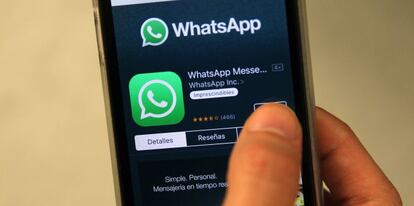 Un usuario de Whatsapp descargando la aplicación.