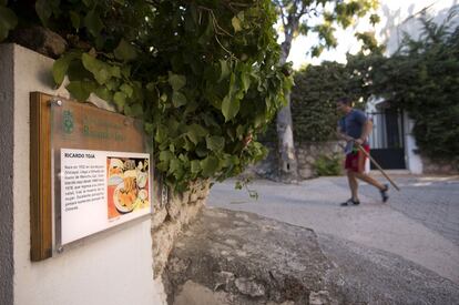 Una placa recuerda la casa donde vivió en Olmeda de las Fuentes, el pintor Ricardo Toja.