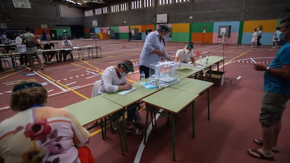 Votantes en el pabellón Vista Alegre de Burela (Lugo), este domingo con motivo de las elecciones autonómicas.