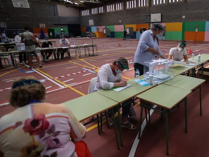 Votantes en el pabellón Vista Alegre de Burela (Lugo), este domingo con motivo de las elecciones autonómicas.