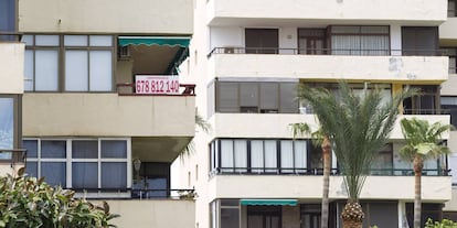 Vista de varios apartamentos turisticos en una urbanizaci&oacute;n de Torremolinos.
 