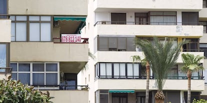 Vista de varios apartamentos turisticos en una urbanización de Torremolinos.