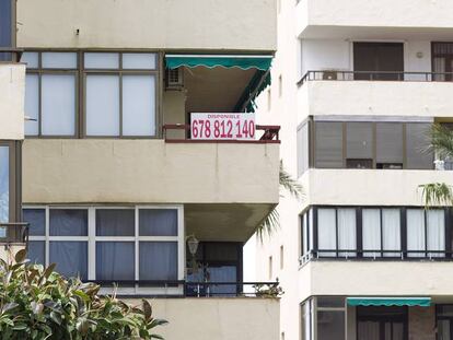 Vista de varios apartamentos turisticos en una urbanizaci&oacute;n de Torremolinos.
 