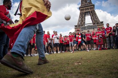 Aficionados del Liverpool improvisan un partito delante de la Torre Eiffel.