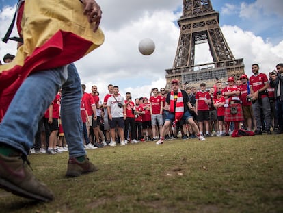 Aficionados del Liverpool improvisan un partito delante de la Torre Eiffel.