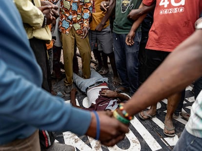 El cadáver de un hombre que falleció tras recibir un disparo durante una manifestación contra la misión de la ONU en Congo, yacía este martes en las calles de Goma (este).