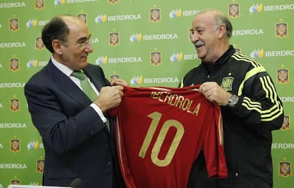 El consejero delegado de Iberdrola, Ignacio Galán (Izquierda) y Del Bosque sostienen la camiseta de la selección.