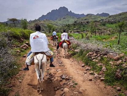 El equipo de MSF yendo de Rokero a Umo en burro.