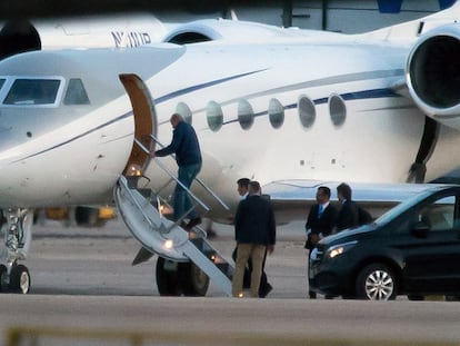 El rey emérito Juan Carlos I, a su salida de Madrid con dirección Abu Dabi tras su visita a España, en el Aeropuerto Adolfo Suárez Madrid-Barajas, el lunes.