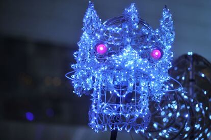Arranca el Año Nuevo chino, consagrado a la figura del dragón. En la imagen, un dragón hecho con luces LED luce durante le desfile en Hong Kong.