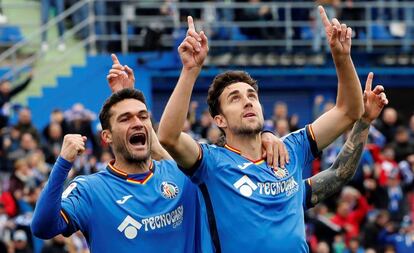 Jorge Molina y Jaime Mata celebran el primer gol del Getafe.