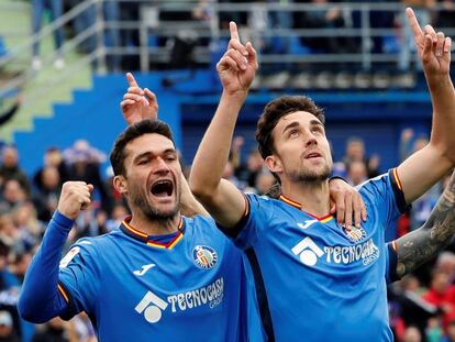 Jorge Molina y Jaime Mata celebran el primer gol del Getafe.