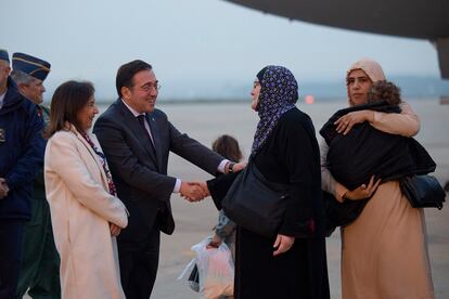 La ministra de Defensa, Margarita Robles, a la izquierda, y el ministro de Asuntos Exteriores, José Manuel Albares, a su derecha, recibieron este jueves a los hispano-palestinos evacuados de Gaza, durante su llegada a la base aérea de Torrejón (Madrid).