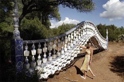 &#39;Bridge&#39; (2006), puente de cerámica de la escultora china Shen Yuan.