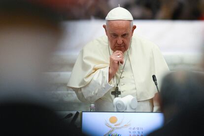El papa Francisco participa en la sesión de apertura.
