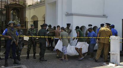 Traslado do cadáver de uma das vítimas do atentado na igreja de São Antônio, em Colombo, capital de Sri Lanka, neste domingo.