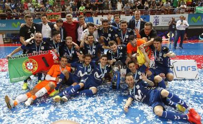 Los jugadores del Movistar Inter posan con el trofeo.