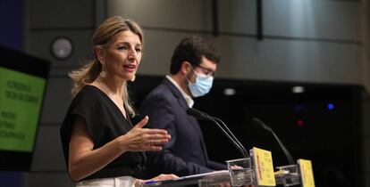 La vicepresidenta segunda del Gobierno y ministra de Trabajo y Economía Social, Yolanda Díaz, junto al secretario de Estado de Empleo, Joaquín Pérez Rey, en una rueda de prensa el pasado mes de abril.