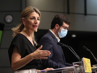 La vicepresidenta segunda del Gobierno y ministra de Trabajo y Economía Social, Yolanda Díaz, junto al secretario de Estado de Empleo, Joaquín Pérez Rey, en una rueda de prensa el pasado mes de abril.